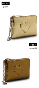 Vue détaillée de face des mini porte-monnaie à couture cœur en finitions or et or rose