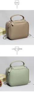 Détail des sacs en cuir kaki et vert clair avec chaîne argentée et poignée supérieure
