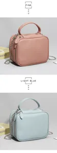 Gros plan de sacs à main en cuir texturé rose et bleu clair avec bandoulières chaînes