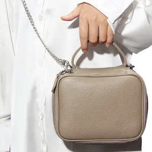 Sac bandoulière minimaliste en cuir kaki avec bandoulière chaîne et poignée femme
