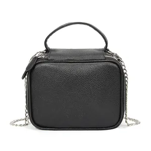 Sac à main moderne en cuir grainé noir avec chaîne argentée et poignée supérieure