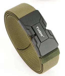 Detalle del cinturón táctico verde militar con hebilla magnética rápida y logo TUSHI