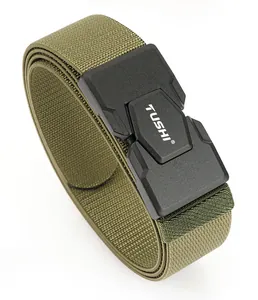Detalle del cinturón táctico de nailon verde militar con hebilla de liberación rápida negra