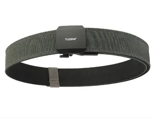 Vue détaillée de la ceinture tactique en nylon avec boucle noire mate et logo gravé