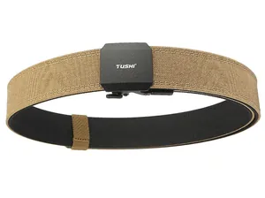 Détail d'une ceinture tactique en nylon kaki à double couche avec boucle automatique noire.