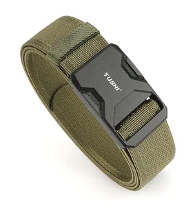 Detalle del cinturón táctico de nailon verde militar con hebilla magnética negra mate