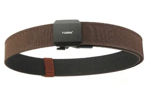Détail de la ceinture tactique en nylon double couche avec boucle noire et tissage brun