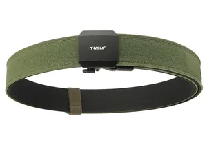 Détail d'une ceinture tactique en nylon vert armée avec boucle noire et logo TUSHI