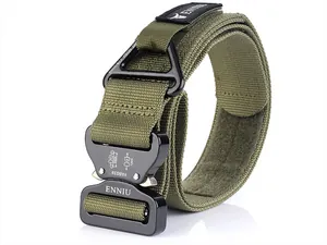Dettaglio cintura tattica verde militare con fibbia in alluminio aeronautico da 24kN