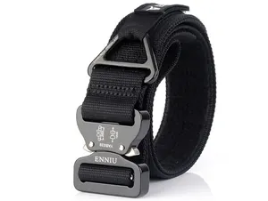 Dettaglio della cintura tattica in nylon con fibbia in alluminio e anello a triangolo in metallo