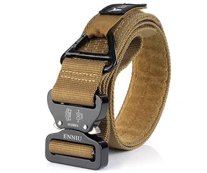 Dettaglio della cintura tattica in nylon con fibbia in alluminio aeronautico pesante