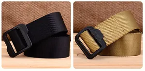 Détail de ceintures tactiques en nylon noir et marron loup avec boucles en plastique