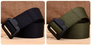 Gros plan de ceintures tactiques en nylon durable noir et vert olive avec boucle mate