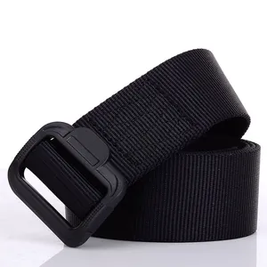 Ceinture tactique en nylon pour hommes avec boucle en plastique sur fond blanc pur