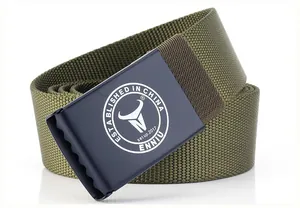 Détail macro de la ceinture tactique en nylon vert armée avec boucle en métal bleu