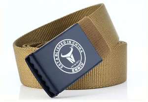 Gros plan sur la sangle en nylon kaki et la boucle tactique bleue avec logo ENNIU
