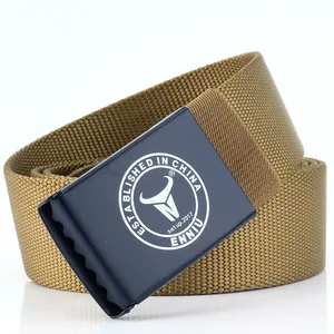 Ceinture tactique en nylon marron avec boucle noire mate et texte de marque blanc