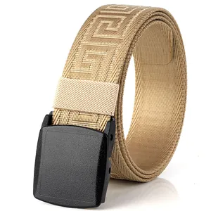 Taktischer Khaki Nylon Gürtel mit Mäander Muster und mattschwarzer Schnalle auf Weiß