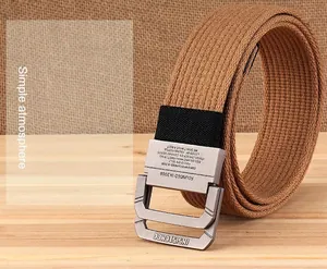 Gedetailleerd aanzicht van kaki canvas riem met een matte dubbele ring metalen gesp
