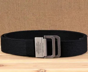 Detailopname van zwarte canvas riem met een matte metalen dubbele D-ring gesp sluiting