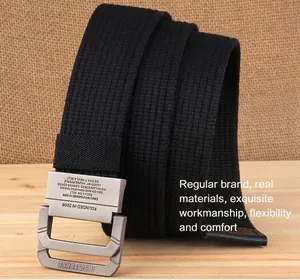 Detail van de zwarte canvas riem met gegraveerde metalen dubbele ring gesp en tekst