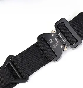 Nahaufnahme der Zinklegierung-Sicherheitsschnalle und des Nylonbands für Taktikgürtel