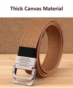 Detail van een bruine canvas riem met een matte dubbele D-ring gesp en versterkt uiteinde