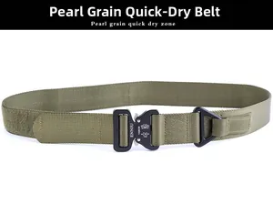 Detail des armee-grünen taktischen Nylon-Gürtels mit Webstruktur und Metallschnalle