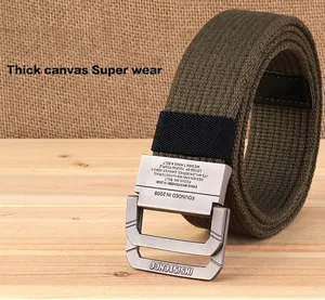 Detailopname van legergroene canvas riem met gegraveerde metalen dubbele ringgesp