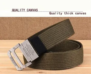 Macro-opname van de militaire groene canvas riem met dikke geweven textuur en metalen gesp