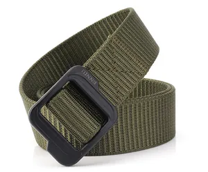 Détail de la ceinture tactique en nylon vert armée avec boucle noire et coutures renforcées