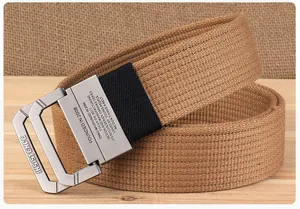 Detail van matte metalen dubbelring gesp met logo op getextureerde canvas riem