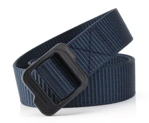 Détail d'une ceinture tactique en nylon séchage rapide avec boucle noire et logo