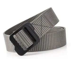 Détail de la ceinture tactique en nylon gris avec boucle noire mate et coutures renforcées
