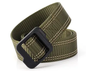 Détail de la ceinture tactique en nylon vert armée avec coutures blanches et boucle
