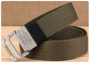 Detail van legergroene canvas riem met matte metalen dubbele ringgesp en gravure