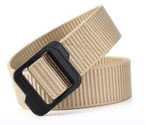 Détail de la ceinture tactique en nylon kaki avec boucle noire mate et tissage robuste