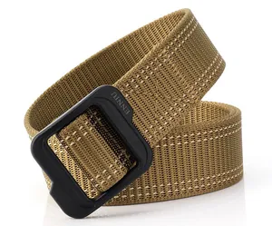 Détail d'une ceinture tactique en nylon avec couture renforcée en X très résistante