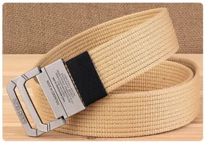 Detail van kaki geweven canvas riem met matmetalen dubbele D-ring gesp op rustiek hout