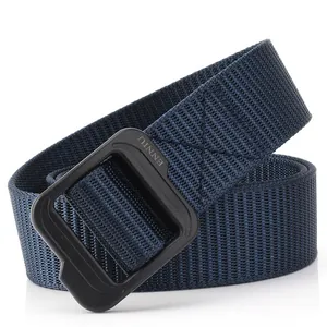 Détail de la boucle noire mate avec gravure latérale sur une ceinture tactique en nylon