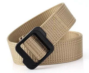 Détail de la ceinture tactique en nylon kaki montrant la boucle noire mate et la texture