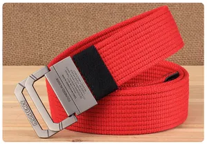 Detail van de rode canvas riem met matgrijze dubbele ringgesp en gegraveerde tekst