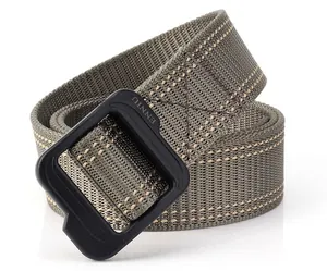 Détail de la ceinture tactique en nylon vert olive montrant le tissage et la boucle mate