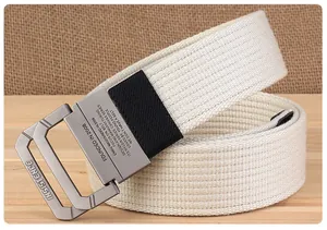 Detailopname van de crème canvas riem met matte grijze dubbele D-ring gesp