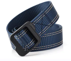 Détail de la ceinture tactique en nylon bleu marine avec coutures beige et boucle