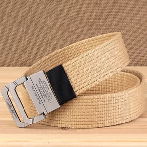 Detailopname van de kaki canvas riem met dubbele metalen D-ring gesp en gravering