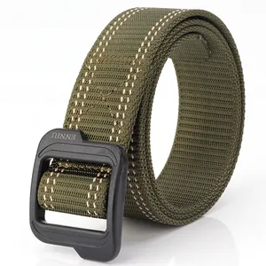 Détail de la ceinture tactique en nylon vert armée avec boucle noire mate et coutures