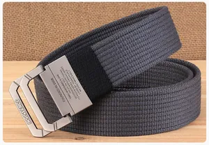 Macro-detail van donkergrijze canvas riem met zilveren metalen gesp met dubbele ring