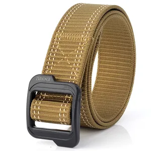 Détail d'une ceinture tactique en nylon marron avec boucle robuste en plastique noir