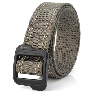 Détail de la ceinture tactique en nylon olive foncé avec texture et boucle rapide